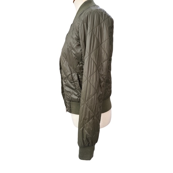Saks Fifth Avenue army green quilted cropped bomber jacket women’s size large - Picture 4 of 7